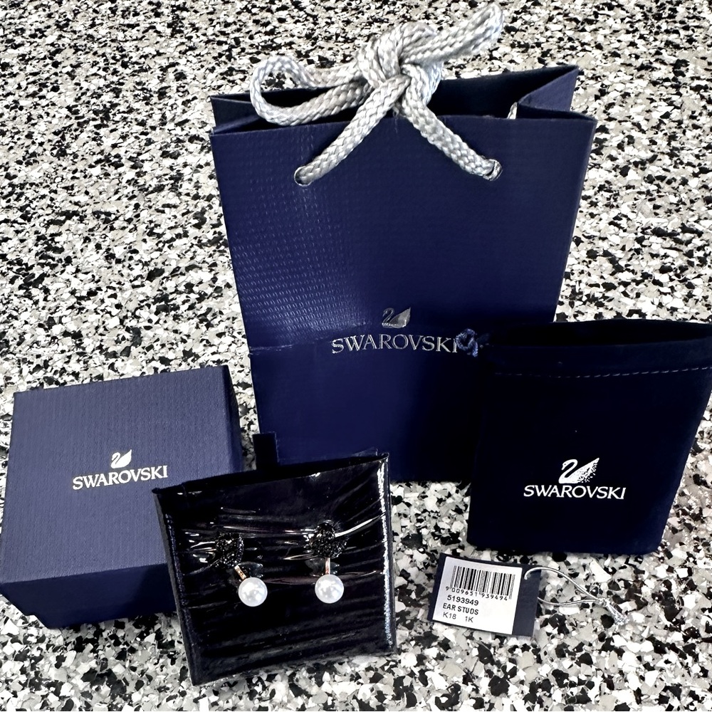 AUTHENTIC SWAROVSKI BRAND NEW Iconic Swan Pierced Earrings Pearl